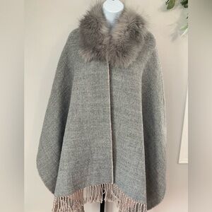 NWT Pia Rossini Gray Cape with Faux Fur Collar